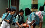20140303_141734_seorang-siswa-sd-nyaris-terbawa-arus-banjir.jpg