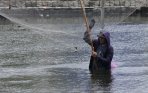 20140304_173011_warga-menjaring-ikan-di-polder-tawang.jpg