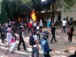 20140305_153702_mahasiswa-unsrat-bakar-kampus-dalam-tawuran-pascalengsernya-rektor.jpg