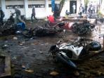 20140305_154008_sepeda-motor-dibakar-mahasiswa-tawuran-universitas-sam-ratulangi.jpg