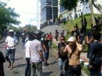 20140305_154454_mahasiswa-universitas-sam-ratulangi-terkena-lemparan-batu.jpg