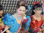 20140305_192632_dewi-soekarno-bersama-artis-kecil-jepang.jpg