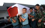 20140306_114236_jenazah-sertu-iman-korban-ledakan-gudang-amunisi-tni-al.jpg