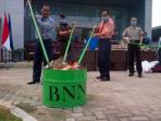 20140306_140904_petugas-bnn-sumsel-sedang-memusnahkan-ganja_1.jpg