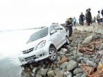 20140306_233352_ilustrasi-mobil-terjun-ke-laut.jpg