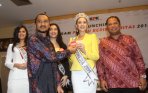 20140308_190856_ketua-kpk-dan-komesioner-bawaslu-ditemani-putri-indonesia-2014.jpg