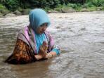20140312_205406_ritual-caleg-doa-dan-mandi-di-sungai.jpg