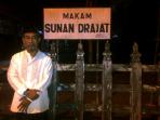 20140313_083802_raden-edi-santoso-di-depan-makam-sunan-drajat.jpg