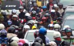 20140313_200355_pengendara-motor-lawan-arus.jpg