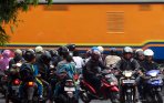 20140313_200422_pengendara-motor-lawan-arus.jpg