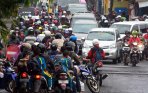 20140313_200507_pengendara-motor-lawan-arus.jpg