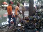 20140314_091132_tukang-sampah-di-kali-betik.jpg