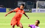 20140314_103643_syahrizal-rebut-bola-pemain-persita.jpg