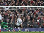 20140316_212324_gerrard-tendangan-penalti.jpg