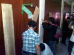 20140318_113418_civitas-akademika-fakultas-kedokteran-universitas-sam-ratulangi-segel-kantor-wakil-dekan.jpg