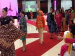 20140318_215844_istri-menteri-bak-peragawati.jpg