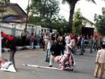 20140320_104307_massa-dari-partai-aceh-merusak-spanduk-yang-terpampang-di-rumah-reje-ilang.jpg