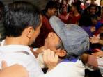 20140322_164719_mau-cium-jokowi.jpg