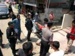 20140324_084245_aparat-polres-lhokseumawe-dan-brimob-geledah-mobil-berstiker-partai-aceh.jpg