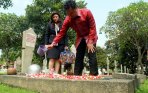 20140326_115054_dino-patti-djalal-berserta-istri-ziarah-kubur.jpg