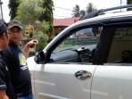 20140327_074416_mobil-asnawi-yang-dibobol-oleh-bandit-pecah-kaca.jpg