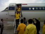 20140328_101046_ical-turun-dari-pesawat.jpg