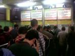 20140328_150625_antre-tiket-kerta-gambir.jpg