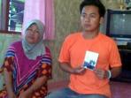 20140329_084357_syaifudin-didampingi-halimah-sambil-menunjukkan-foto-bersama-ibunya-siti-zaenab.jpg