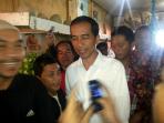 20140329_085400_jokowi-di-pasar-cisarua-bogor.jpg