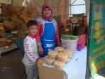 20140401_014901_pengungsi-sinabung-jualan-roti.jpg