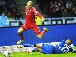 20140401_123746_arjen-robben-terbang.jpg