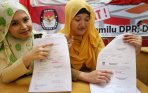20140403_112336_pegawai-kpu-tunjukan-formulir-model-c6-salah-tulis.jpg