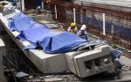 20140404_150242_jembatan-penghubung-blok-g-f-pasar-tanah-abang-nyaris-roboh.jpg