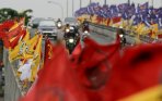 20140404_220417_bendera-partai-penuhi-flyover-pramuka.jpg