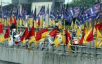 20140404_220845_bendera-partai-penuhi-flyover-pramuka.jpg