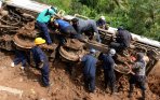 20140405_185933_ka-malabar-bandung-malang-terguling-akibat-tanah-longsor.jpg