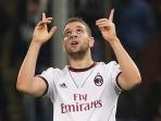 20140408_052422_adel-taarabt-tunjuk-ac-milan.jpg