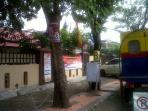 20140408_130430_atribut-caleg-masih-terpasang-di-halaman-kantor-kpu-sulsel.jpg