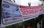 20140408_144634_warga-pasang-spanduk-menerima-serangan-fajar.jpg