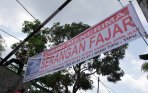 20140408_145104_warga-pasang-spanduk-menerima-serangan-fajar.jpg