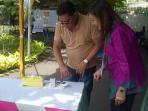 20140409_104752_adiguna-dan-istri-usai-mencoblos.jpg