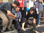 20140412_191742_jusuf-kalla-buka-sepatu.jpg
