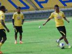 20140412_210423_arema-latihan.jpg