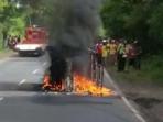 20140415_175510_mobil-terbakar-di-jalan-raya-situbondo.jpg