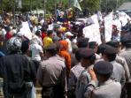 20140416_105118_ribuan-massa-pendukung-pbb-pamekasan-mengepung-kantor-panwaslu-pamekasan.jpg