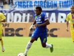 20140418_054029_djibril-coulibaly-menggiring-bola.jpg
