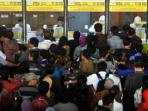 20140421_080532_antrean-tiket-di-stasiun-kereta-api-gambir.jpg