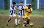 20140421_145332_abanda-herman-lewati-dua-pemain-ums.jpg