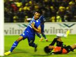 20140422_111041_ferdinand-sinaga-cetak-gol-persib-lawan-gresik-united.jpg