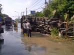 20140423_120254_truk-terguling-di-jalur-pantura-pasuruan.jpg